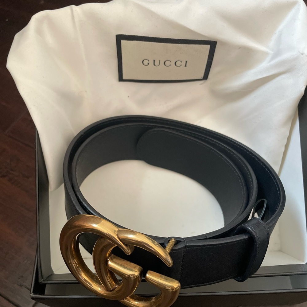 Woman’s leather Gucci belt, blue with gold buckle, size 34, barely used.